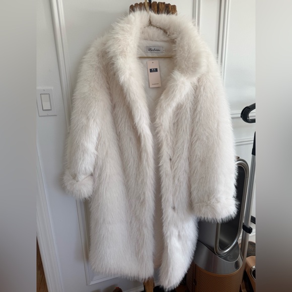 Jackets & Blazers - 🛍️Elegant White Faux Fur Coat